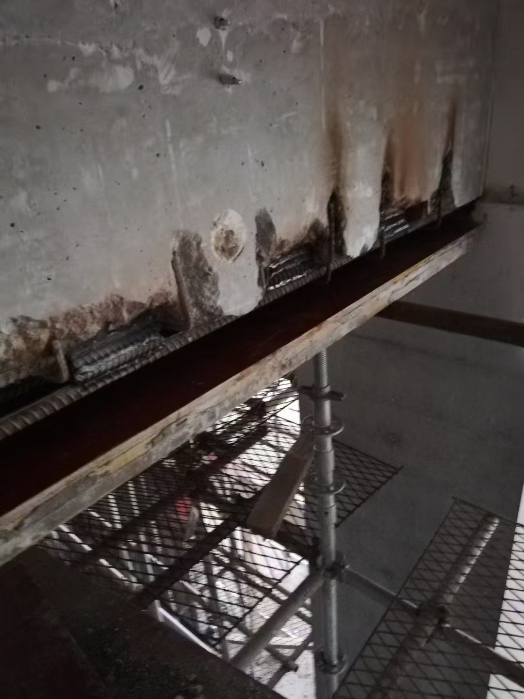 海北梁钢筋少了怎么加固